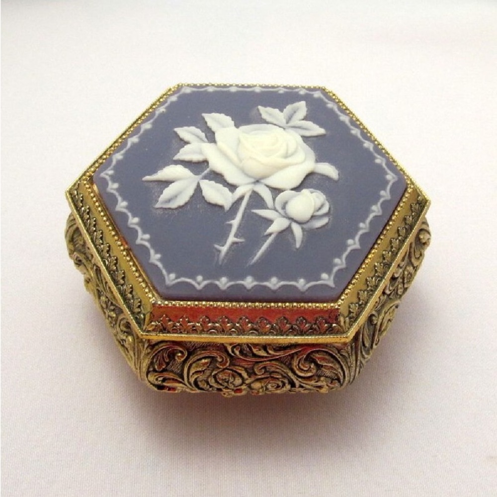 Elegant VINTAGE Jewelry / Music Box